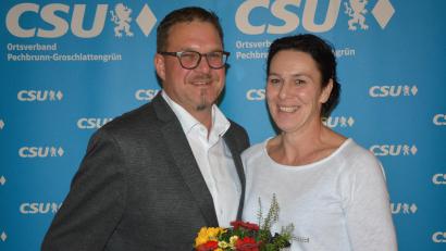 Bild: jr
Bewirbt sich um eine zweite Amtszeit als Bürgermeister von Pechbrunn: Stephan Schübel hier mit seiner Frau Ulrike, mit der er seit 22 Jahren verheiratet ist. Einstimmig nominierten ihn die Christsozialen wieder zum Bürgermeisterkandidaten.