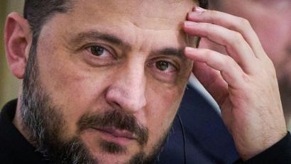 Bild: Efrem Lukatsky/AP/dpa
Nach Angaben von Selenskyj wurde nach den schweren Luftangriffen in der Nacht nun am Tag ein weiteres Kraftwerk angegriffen. (Archivbild)