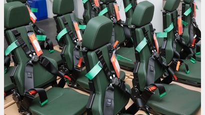 Bild: Wolfgang Steinbacher
Die Probatec AG entwickelt und produziert Sitz- und Tischsysteme für Militär- und Schienenfahrzeuge, darunter hochbelastbare Sitze für gepanzerte Fahrzeuge wie den Radpanzer „Boxer“.