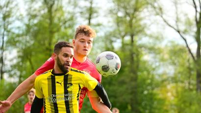 Archivbild: Thomas Schrems
Hinter dem Einsatz von Anthony Hofweller (links) steht beim FC Tirschenreuth noch ein großes Fragezeichen.