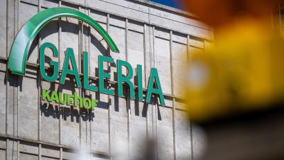 Bild: Monika Skolimowska/dpa
Hinter der Warenhauskette liegen schwierige Jahre. Im Sommer 2024 war das vorerst letzte Insolvenzverfahren aufgehoben worden.