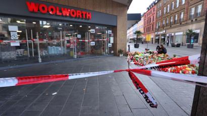 Bild: Karl-Josef Hildenbrand/dpa
Aus Sicht der Generalstaatsanwaltschaft München ist die Gefahr zu groß, dass der Messerangreifer von Würzburg nach einer Abschiebung wieder nach Deutschland einreist. (Archivbild)