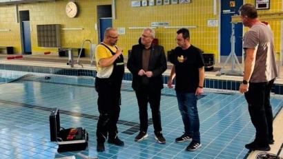 Bild: Daniel Weigl/Stadt Schwandorf
Die Reparatur des Hubbodens im Schwandorfer Hallenbad dauert rund eineinhalb Tage. Ab 3. November darf wieder gebadet werden. OB Andreas Feller (Zweiter von links) informiert sich über die Arbeiten.