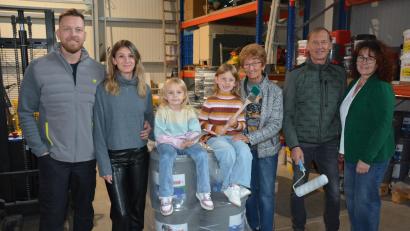 Bild: jr
Mehrere Generationen unter einem Dach – so präsentiert sich der Malerbetrieb Blechinger aus Mitterteich im 60. Jahr des Bestehens. Auf dem Bild (von links) Firmenchef und Geschäftsführer Ralph Blechinger mit Ehefrau Katharina, ihre beiden Kinder Mila und Ella, Jutta Blechinger sowie Axel und Gisela Blechinger.