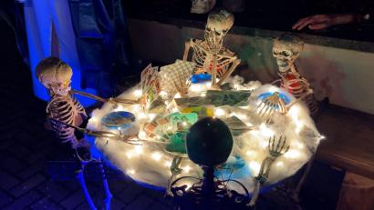 Bild: Heike Unger
Die Kartenspieler-Skelette sind ein besonderer Blickfang im Halloween-Garten in Ehenfeld: Angela und Ingo Weiß haben hier ihre Familie beim monatlichen Tarock-Spiel verewigt.