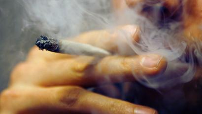 Symbolbild: Daniel Karmann/dpa
Cannabis wollte eine 19-Jährige im Zug von Tschechien nach Deutschland schmuggeln.