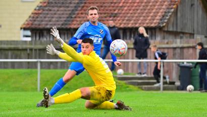Bild: Thomas Schrems
Fabio Gadaletta (unten), Keeper des SV Mitterteich II, und sein Team hatten am Ende unglücklich das Nachsehen gegen Maximilian Träger (oben) und den TSV Thiersheim, der in dieser Szene zur 1:0-Führung für die Gäste trifft.