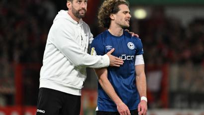 Bild: Soeren Stache/dpa
Bielefelds-Trainer Kniat tröstet seinen Spieler Corboz (r.)