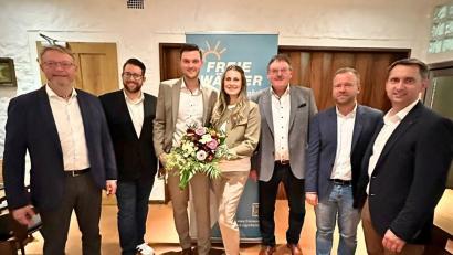 Bild: Wählergemeinschaft Arbeitnehmer-Eigenheimer Vilseck
Die Wählergemeinschaft Arbeitnehmer-Eigenheimer Vilseck hat ihre Kandidaten zur Kommunalwahl 2026 nominiert. Frederic Pröls (neben ihm seine Frau Tonia) tritt als Bürgermeisterkandidat an.