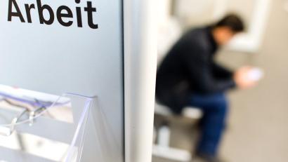 Symbolbild: Julian Stratenschulte/dpa
Die Zahl der Arbeitslosen hat im Bereich der Arbeitsagentur Weiden im Oktober 2025 abgenommen.