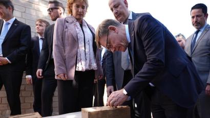 Bild: Marcus Brandt/dpa
Wadephul hat sich erschüttert vom Ausmaß der Zerstörung nahe der syrischen Hauptstadt Damaskus gezeigt.