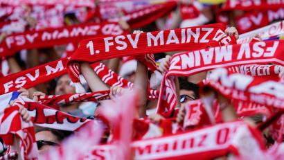 Bild: Uwe Anspach/dpa
Der Fußball-Fan, der im Spiel der Mainzer in Stuttgart reanimiert werden musste, ist nach Club-Angaben auf dem Weg der Besserung.