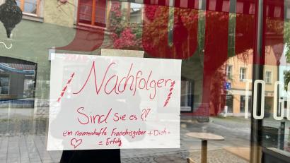 Bild: Gabi Schönberger
Für das Lokal am Oberen Tor in Weiden wird mit diesem Zettel im Schaufenster ein Nachfolger gesucht.