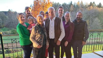 Bild: wel
Die Familie und Bürgermeister Rudolf Teplitzky (Dritter von rechts) sowie Vereinsvertreter und Melanie Roth vom Pfarrgemeinderat (Zweite von rechts) gratulierten Herbert Brunner (Mitte) zum 85. Geburtstag.