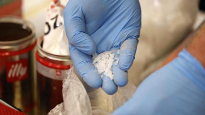 Symbolbild: Thomas Banneyer/dpa
Eine Bande von acht Personen soll unter anderem mit großen Mengen an Crystal Meth gedealt haben. Nun sitzt die Lebensgefährtin des Kopfes der Vereinigung auf der Anklagebank des Landgerichts Amberg.