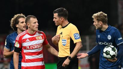 Bild: Soeren Stache/dpa
Viele Schiedsrichter, hier Harm Osmers, standen in der zweiten Pokal-Runde im Fokus.