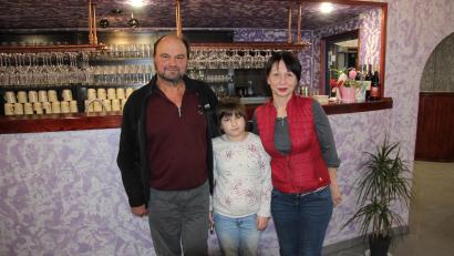 Bild: kro
Helmut (links) und Nataliia Zagler (rechts) betreiben das Lokal "Zur Alm". In der Mitte die gemeinsame Tochter Karolina.