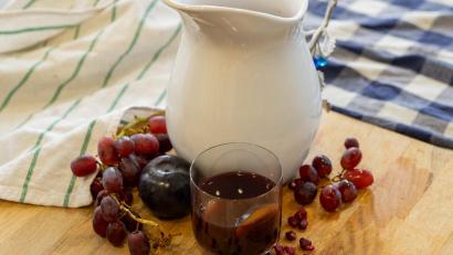 Bild: knz
Rote Früchte und roter Wein: Ein monochromes Partygetränk.