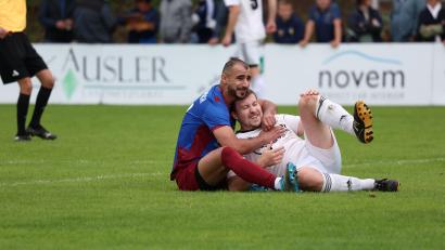 Archivbild: Dieter Jäschke
Der Vorbacher Haroun Kahouli (links) und Christian Küffner vom ASV Haidenaab haben sich in dieser Szene danz toll lieb. Das Vorrundenspiel gewann Gastgeber FC Vorbach, diesmal will ASV-Trainer Michael Kaufmann den Spieß gegen seinen Ex-Verein umdrehen.