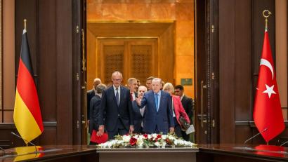 Bild: Michael Kappeler/dpa
Bundeskanzler Friedrich Merz kommt neben Recep Tayyip Erdoğan, Präsident der Türkei, zu einem Gespräch im Präsidentenpalast.