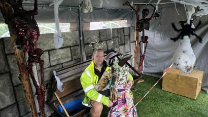 Bild: lnz
Wolfgang Fleischer wird heuer an Halloween nicht wieder selbst im Sarg im Grusel-Zelt liegen - wo und wie er sein Unwesen treiben und Besucher erschrecken wird, lässt er offen.