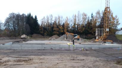 Bild: wkr
Nachdem die Arbeiten an den Fundamenten diese Woche beendet werden, soll ab nächster Woche die neue Halle für den Bauhof errichtet werden.