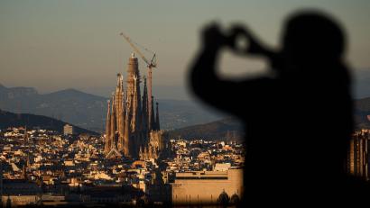 Bild: Emilio Morenatti/AP/dpa
Mit einem neuen Kreuzsegment überragt die Basilika in Barcelona erstmals das Ulmer Münster.