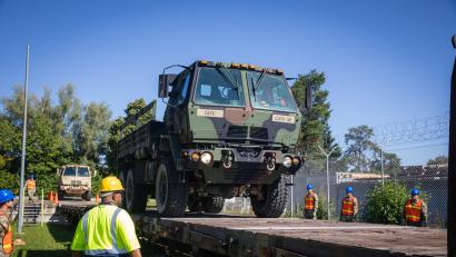 Archivbild: Spc. Adrian Greenwood
Ohne zivile Beschäftigte geht bei der US-Armee wenig bis nichts. Auch hier im Südlager in Vilseck des Truppenübungsplatz Grafenwöhr. Aktuell erhalten US-Zivilisten kein Geld und auch die deutschen Mitarbeiter müssen zittern.