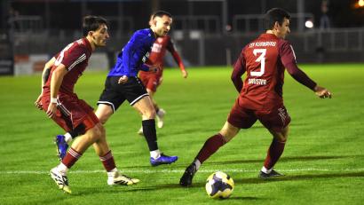 Archivbild: Gerhard Büttner
Wo ist die Lücke? Auf die Pässe von Moritz Zeitler (Mitte) wird es für die SpVgg SV Weiden auch im Heimspiel gegen Fortuna Regensburg ankommen.