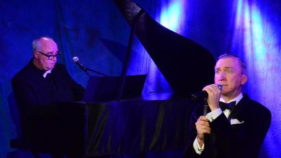 Bild: Kunz
Sänger Sebastian Coors und Pianist Norbert Lauter verstanden es, die Eleganz der Zwanziger Jahre mit augenzwinkernder Gegenwartssatire zu verbinden.