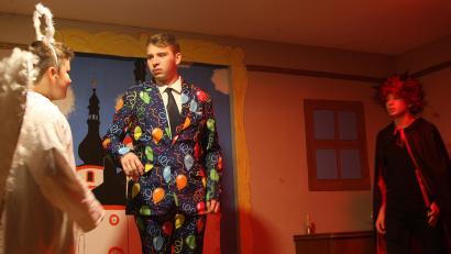 Archivbild: wro
Die Uraufführung des Zweiakters „Fasching in Gefahr“ war vor einem Jahr dem Nachwuchsautor und Darsteller Lukas Forster (Zweiter von links) aus Pechtnersreuth zu verdanken.