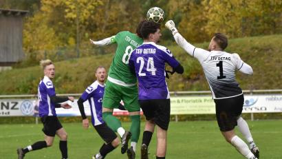 Bild: Hans Mark
Detag-Torwart Jonas Lang (rechts) und seine Teamkollegen aus Wernberg (Mitte Roko Prstec) empfangen am Wochenende den TV Nabburg.