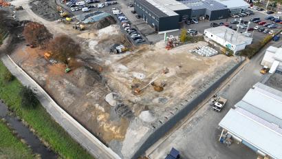 Bild: Geotechnik Bau
Auf der Baustelle am Marktredwitzer Angerplatz ist gerade viel in Bewegung. Vorne links ist die abgesicherte Böschung entlang des Radweges zu sehen, vorne rechts die Steinmauer als Absturzsicherung zum benachbarten Tedox-Gebäude.