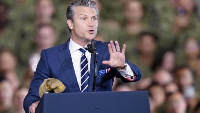 Bild: ---/kyodo/dpa
Verkündet schon wieder einen tödlichen US-Angriff auf ein Boot im Pazifik - Pentagon-Chef Hegseth.