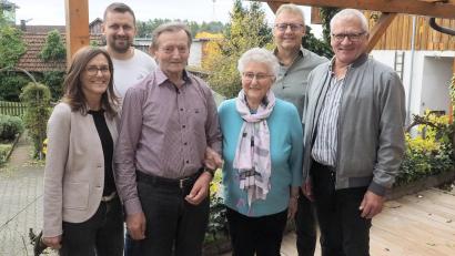 Bild: kek
Georg Siegler (Dritter von links) aus Gunzendorf hat seinen 90. Geburtstag im Kreise seiner Familie und Freunde gefeiert.