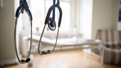 Symbolbild: Sebastian Gollnow/dpa
Der Hausarztmangel im Versorgungsbereich Waldsassen-Bad Neualbenreuth nahm für eine Seniorin aus Waldsassen eine beinahe lebensbedrohliche Entwicklung.