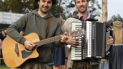 Bild: Rudolf Walberer
Die Beßenreuther-Brüder Patrick (Gitarre) und Christian (Quetsche) bekannt auch als „d´Hohlweglauerer“ spielen eine wichtige Rolle bei der Aktion des BR. Sie sollen die Sängerinnen und Sänger bei der Aktion „Bayern singt“ begleiten.