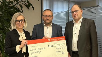 Bild: Melanie Burger-Hoffmann
Vorstandsmitglied Johann Zach (rechts) überreicht zusammen mit Kundenberaterin Monika Höllerer (links) einen symbolischen Spendenscheck in Höhe von 5.300,00 € an Waidhaus Ersten Bürgermeister Markus Bauriedl (Mitte).