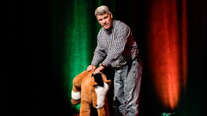 Bild: Petra Hartl
Bernd Hackl erfolgreicher Pferdetrainer in der kubus Bühne Ursensollen. Mit dem Programm S´Leben könnt´so einfach sein.