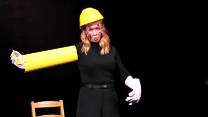 Bild: Peter Ringeisen
Schreckt bei der Amberger Lachnacht auch nicht davor zurück, in lächerliche Rollen zu schlüpfen: Christine Eixenberger demonstriert als Ausbilder für den Bastelunterricht an der Grundschule, wie man garantiert den Sicherheitsabstand bei der Arbeit mit der Bastelschere einhält.