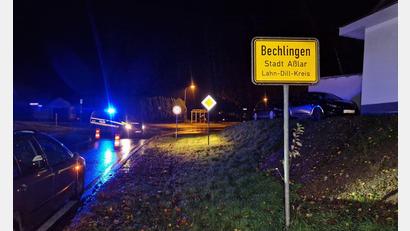 Bild: Andreas Trojak/wirSiegen.de/dpa
Ein 29-Jähriger soll beim Versuch, vor einer Polizeikontrolle zu fliehen, direkt auf einen Polizisten zugefahren sein. Der Beamte griff zur Waffe.