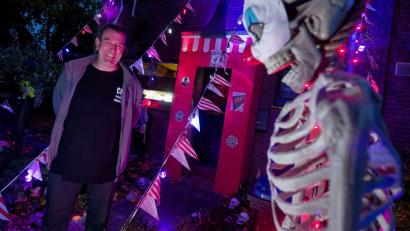 Bild: Henning Kaiser/dpa
Er hat gut lachen: Dieses Jahr ist das Motto in Sven Wagners Halloween-Haus „Freak Circus“.