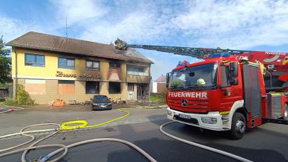 Bild: nic
In Flammen stand am Sonntagnachmittag der frühere Gasthof "Zum Max'n". Zum Einsatz kam auch die Drehleiter der Feuerwehr Tirschenreuth.