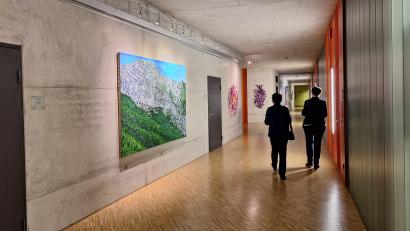 Bild: bl
Vernissagen im Verwaltungsgebäude des Schwandorfer Müllkraftwerkes, als gut besuchte gesellschaftliche Ereignisse, sind bald nicht mehr möglich. Der Schutz der kritischen Infrastruktur wird verstärkt. Derzeit sind Werke von Katharina Gierlach zu sehen.