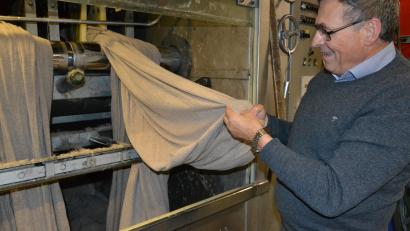 Bild: Thorsten Schreiber
Paulus Mehler erklärt die Produktion der Stoffe in seinem Unternehmen.