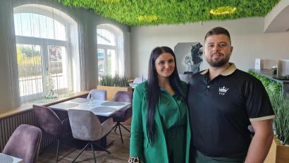 Bild: Thomas Dobler
Jascha Erkut und seine Frau Daniela haben vor wenigen Tagen an der Pesserlstraße in Schwandorf, unweit der Adenauerbrücke, das Lokal "Erkut's Krone" eröffnet.