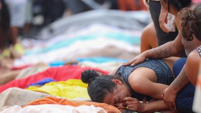 Bild: Tomaz Silva/Agencia Brazil/dpa
Familien trauern um ihre bei dem Einsatz getöteten Angehörigen.