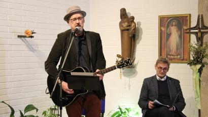 Archivbild: prh
Hubert Treml (links) begleitete das fünfjährige Bestehen des Hospizes St. Felix im vergangenen Jahr musikalisch. Am 19. Oktober engagiert er sich erneut für die Einrichtung und gibt ein Benefizkonzert zugunsten des Hospizes.