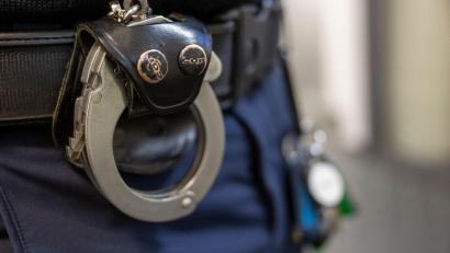 Bild: Peter Kneffel/dpa
Gegen den Häftling wird ermittelt. (Symbolbild)