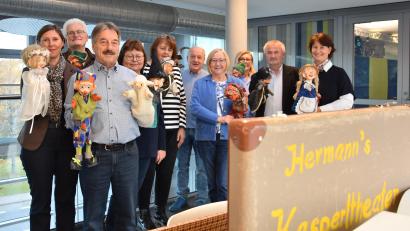 Bild: Uwe Ibl
Mit Freude dabei: Die Organisatoren mit den Puppenspielern Hermann Papacek (Zweiter von links) und Hermann Helgert (Zweiter von rechts) blicken auf eine erfolgreiche Kaspertheater-Tour zugunsten der Hilfsaktion „Lichtblicke“ zurück und planen für den Sommer 2026 eine Fortsetzung.